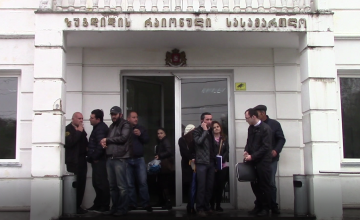 ყოფილი საჯარო მოხელეების საქმეზე საკრებულოს თავმჯდომარეს 2 საათი კითხავდნენ (ვიდეო)