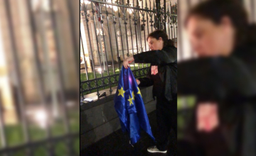 ზუგდიდელმა აქტივისტმა პრეზიდენტის სასახლესთან ევროკავშირის დროშა დაწვა