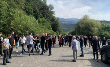 ხმაური წალენჯიხაში - ჯვარი-მესტიის გზაზე პოლიციამ აქციის რამდენიმე მონაწილე შსს-ს მანქანებით გაიყვანა