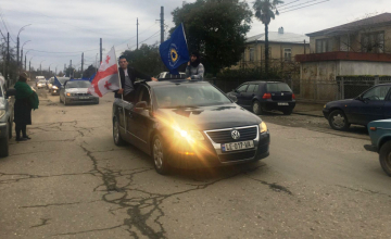 ზუგდიდში სალომე ზურაბიშვილის მხარდამჭერები კოლონით გადაადგილდებიან (ვიდეო)