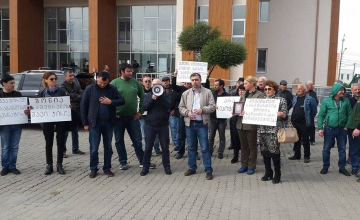ზუგდიდში სამხარეო ადმინისტრაციის წინ საპროტესტო აქცია მიმდინარეობს (ვიდეო)