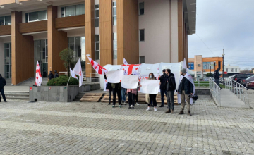 ზუგდიდში აქციის მონაწილეებმა გუბერნიის შენობას უაქციზო სიგარეტები ესროლეს