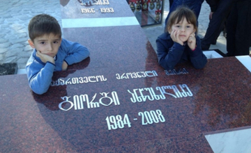ეროვნული გმირის გიორგი ანწუხელიძის საფლავი ყვავილებით შეამკეს