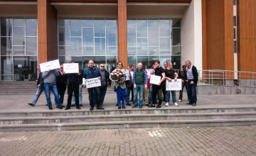 აქციის მონაწილეებმა ზუგდიდის მერიასთან გვირგვინი მიიტანეს (ვიდეო)