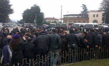 ზუგდიდის ავტოსადგურთან გამართულ აქციაზე 10 მძღოლი დააკავეს (ვიდეო)