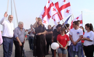 სანდრა რულოვსმა წინასაარჩევნო კამპანია განმუხურიდან დაიწყო (ვიდეო)