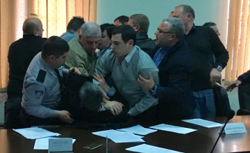 ზუგდიდის საკრებულოს წევრები სხდომაზე ერთმანეთს ფიზიკურად დაუპირისპირდნენ (ვიდეო)
