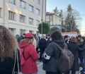 "საჯარო მოხელეებს უნდა შევახსენოთ, რაც ქვეყანაში ხდება" - საპროტესტო აქცია მერიის შენობასთან იმართება (ფოტო)