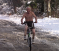 ვინ არის ზუგდიდის თოვლიან ქუჩებში მოსეირნე ბაბუ (ვიდეო)
