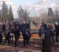 კადრები გაღმა ნაპირიდან - მავთულხლართით გაყოფილი სამგლოვიარო პროცესია 