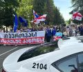 "აგენტების" კანონის მოწინააღმდეგეებმა ქალაქში მსვლელობა მოაწყეს (ფოტო)